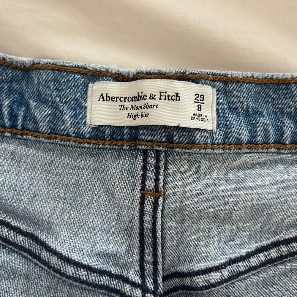 Abercrombie & Fitch- The Mom Short High Rise - Picture 3 of 8